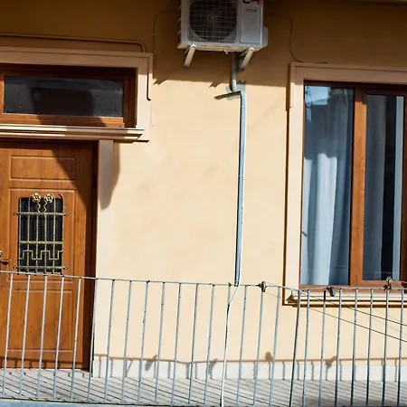 Apartment Snizhna 4 *